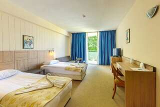 Отель DAS Club Hotel Sunny Beach - All Inclusive Солнечный Берег Двухместный номер с 1 кроватью и балконом (для 2 взрослых и 1 ребенка)-1